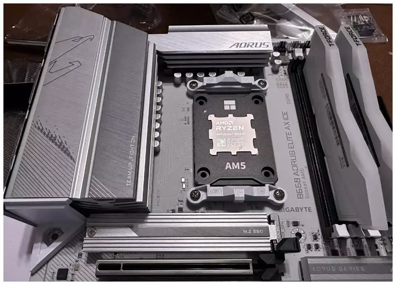 Gigabyte B650 AORUS ELITE AX ICE ATX AM5