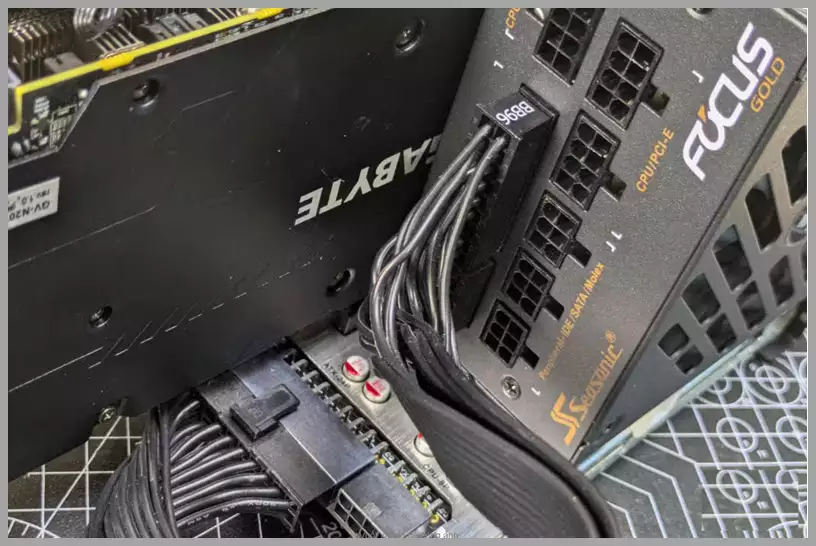Plug required to attach dock and GPU